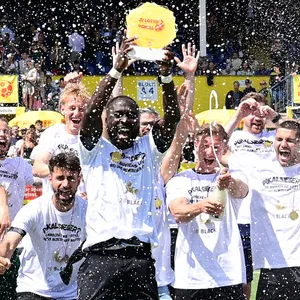 Teutonia feiert den Triumph im Hamburger Pokalfinale