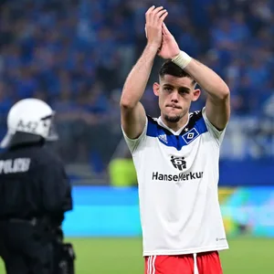 Javi Montero bedankt sich nach dem verlorenen Relegationsrückspiel bei den HSV-Fans.