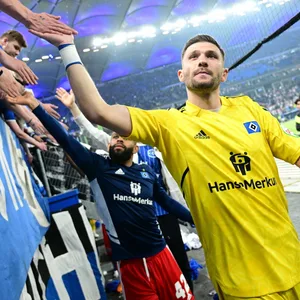 Daniel Heuer Fernandes klatscht mit den Fans ab.