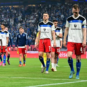 Die HSV-Spieler Jonas Meffert, Nicolas Oliveira Kisilowski, Filip Bilbija, Sebastian Schonlau nach dem 1:3 in der Relegation gegen Stuttgart