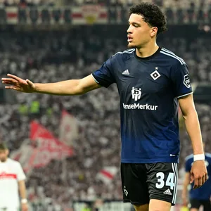 Jonas David klatscht mit seinen Mitspielern ab