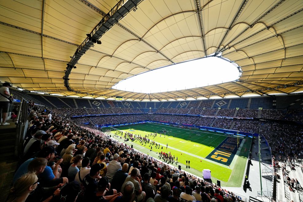 Sicht auf das Volksparkstadion beim Spiel der Sea Devils gegen Rhein Fire