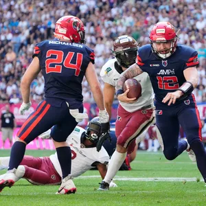 Sea-Devils-Quarterback Haire läuft von den Verteidigern von Rhein Fire weg.