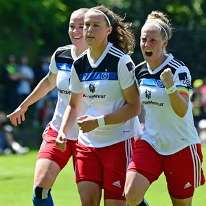 Svea Stoldt, Larissa Mühlhaus und Sarah-Vanessa Stöckmann jubeln für die HSV-Frauen