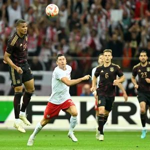 Malick Thiaw gewinnt ein Kopfballduell gegen Robert Lewandowski