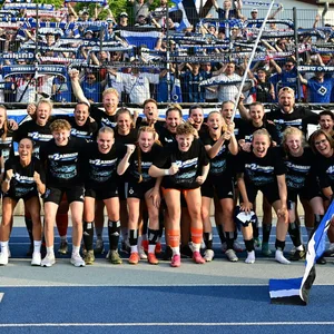 In Berlin feierten die HSV-Frauen mit ihren Fans den Zweitliga-Aufstieg.