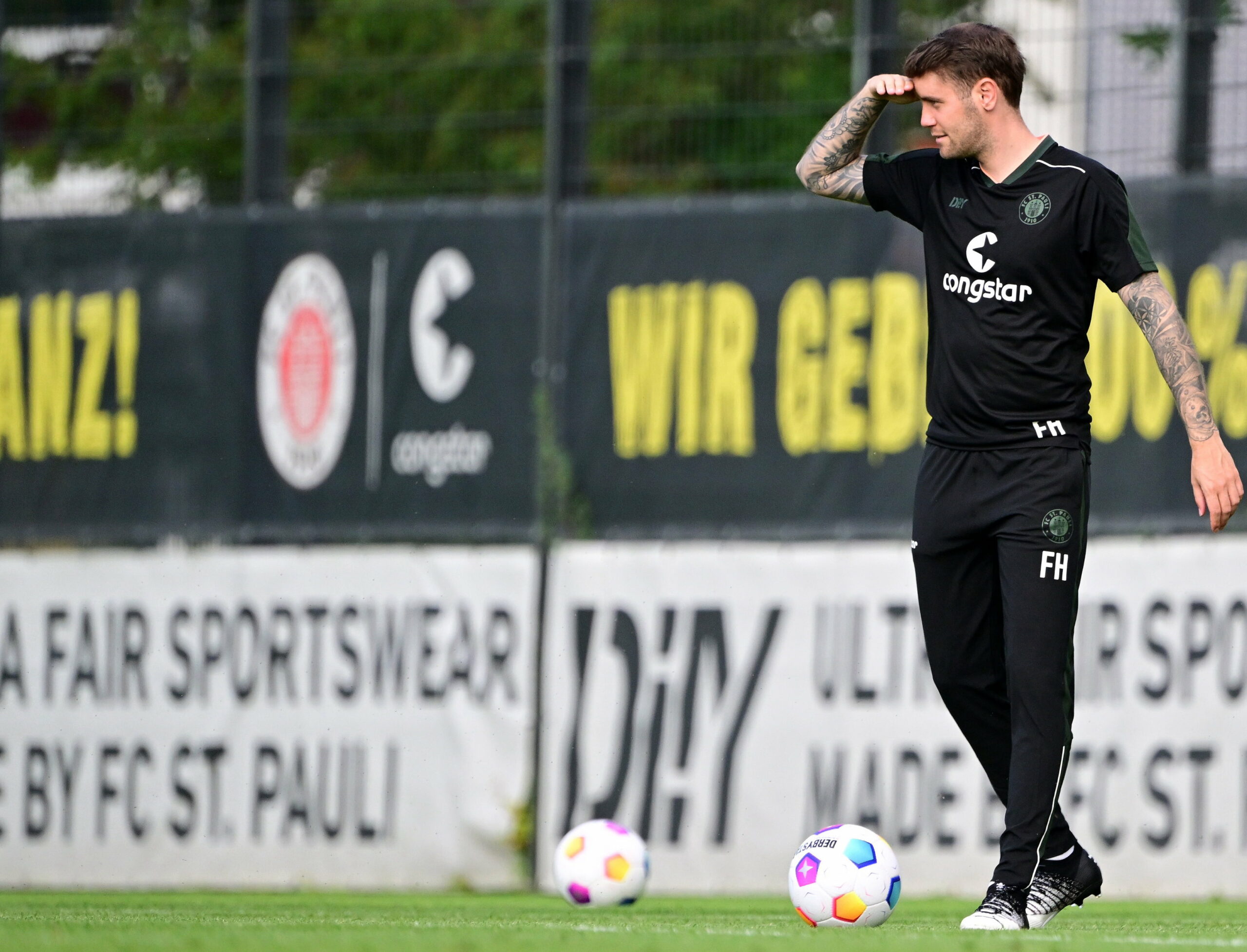 St. Paulis Coach Fabian Hürzeler beim Training