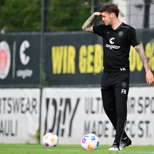 St. Paulis Coach Fabian Hürzeler beim Training