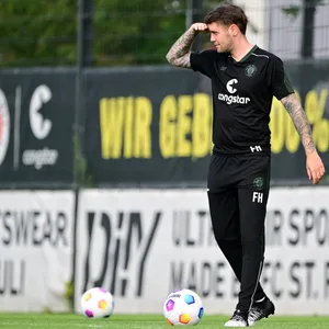 Fabian Hürzeler beim Trainingsauftakt des FC St. Pauli an der Kollaustraße
