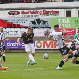 Johannes Eggestein trifft für St. Pauli gegen Dunfermline.