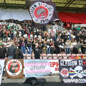 Fans des FC St. Pauli beim Testspiel in Dunfermline