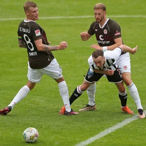 Eric Smith und Carlo Boukhalfa im Spiel gegen Dunfermline