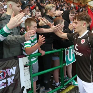 Philipp Treu klatscht in Dunfermline mit den Fans ab