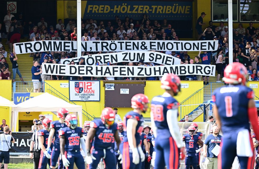 Fans der Hamburg Sea Devils halten Banner gegen Berlin Thunder hoch