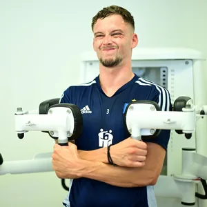 Moritz Heyer absolviert eine Übung im UKE Athleticum