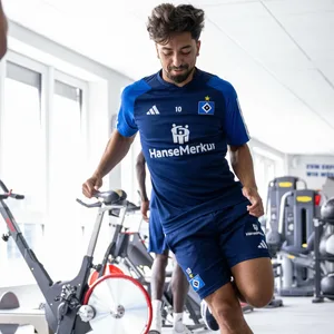 HSV-Profi Pherai hüpft beim Laktattest zum Trainingsauftakt