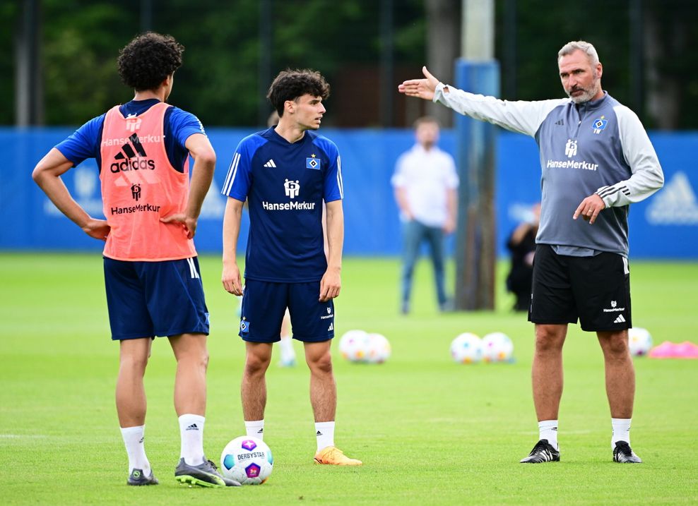 Tim Walter gibt Neuzugang Guilherme Ramos Anweisungen im Training