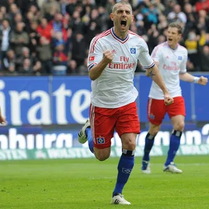 HSV-Stürmer Mladen Petric jubelt
