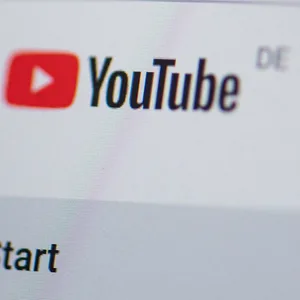 Auf einem Laptop-Bildschirm sieht man das Logo von Youtube.