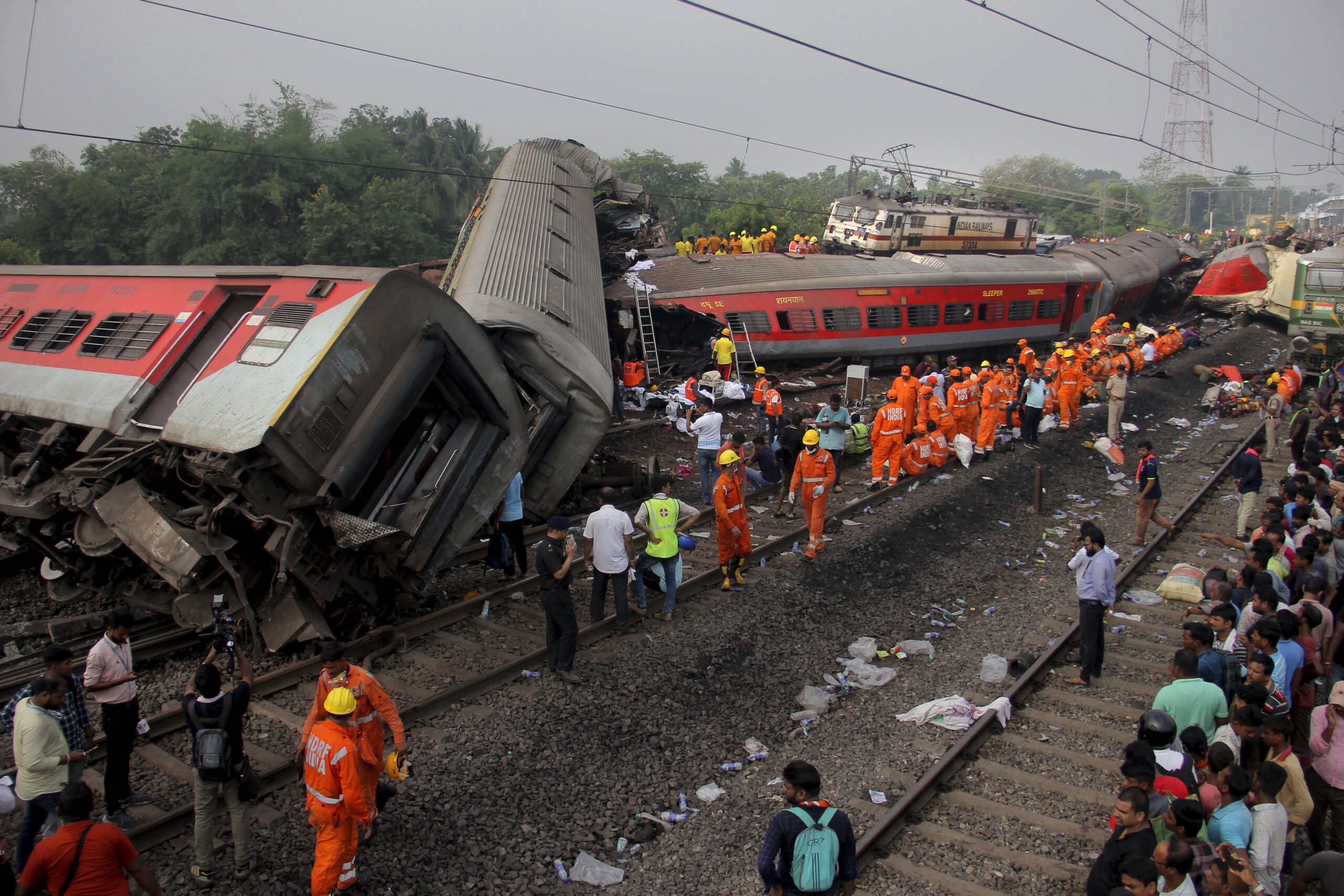 Rettungskräfte arbeiten an der Unfallstelle nach einem schweren Zugunglück im indischen Bundesstaat Odisha.