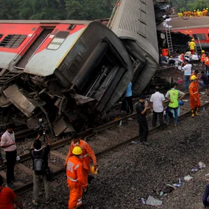 Rettungskräfte arbeiten an der Unfallstelle nach einem schweren Zugunglück im indischen Bundesstaat Odisha.