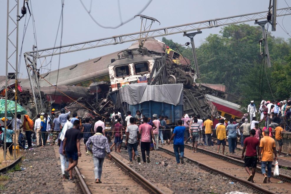 Bei einem der schwersten Zugunglücke Indiens kamen mindestens 261 Menschen ums Leben.