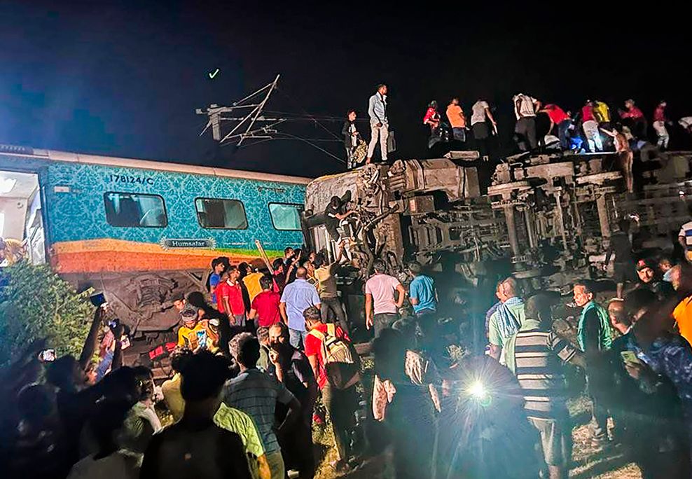 Dutzende sterben, hunderte werden verletzt, als ein Personenzug in Indien entgleist