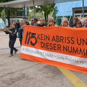 Die Bewohner des Hauses Fährstraße 115 und Bekannte protestieren vor dem Hamburger Verwaltungsgericht für den Erhalt ihres Wohnprojekts.