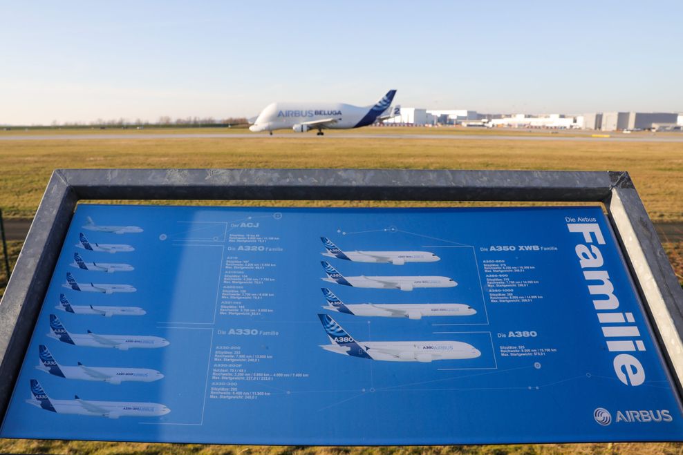 Der Airbus-Besucherhügel in Finkenwerder.