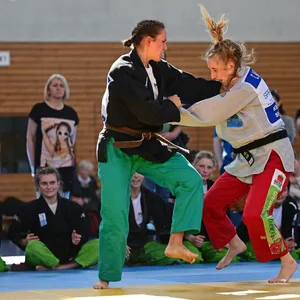 Ein Zerren und Reißen: Die Bergedorferin Janine Godon (l.) duelliert sich auf einer der 49 gelben Matten in der Sporthalle mit der Sprembergerin Cassandra Arning.