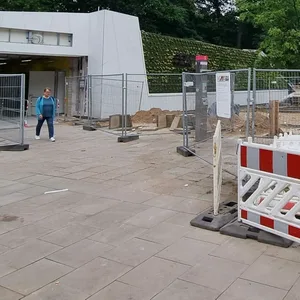 Haltestelle Kiwittsmoor mit Bauzäunen im Vordergrund