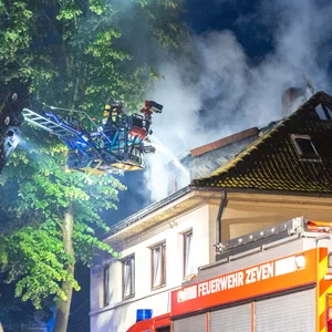 Die Feuerwehr löscht den Brand über eine Drehleiter.