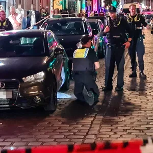Nur wenige Meter von der Davidwache entfernt wurde in der Nacht zum Samstag ein Mann niedergestochen und lebensgefährlich verletzt.