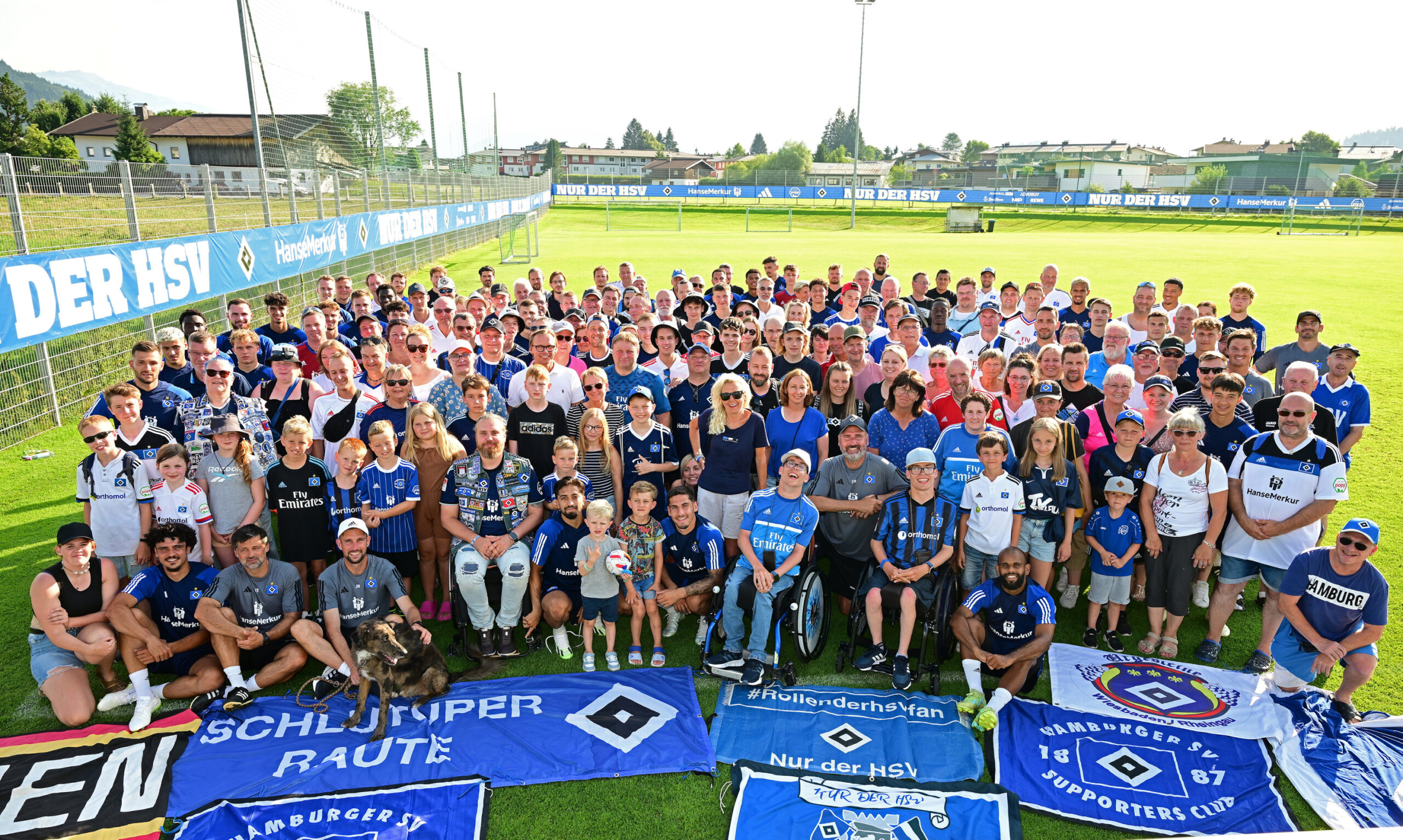 Die HSV-Fans auf einem Gruppenfoto mit den Profis