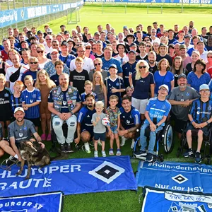 Die HSV-Fans auf einem Gruppenfoto mit den Profis