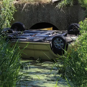 Seniorin landet mit Auto kopfüber in Wasser – Unfallzeuge rettet sie