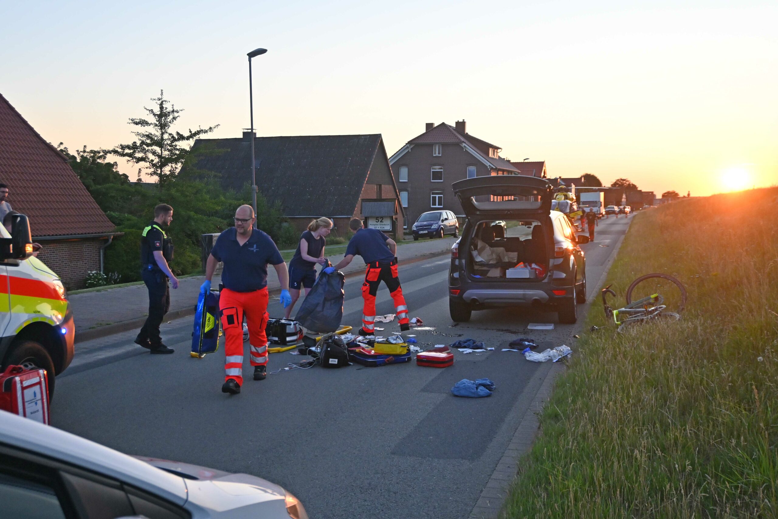 Rennradfahrerin kracht in geprkts auto – schwer verletzt