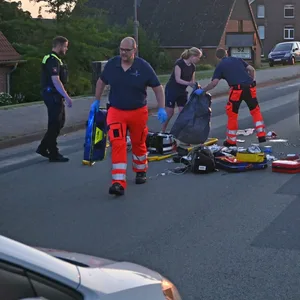 Rennradfahrerin kracht in geprkts auto – schwer verletzt