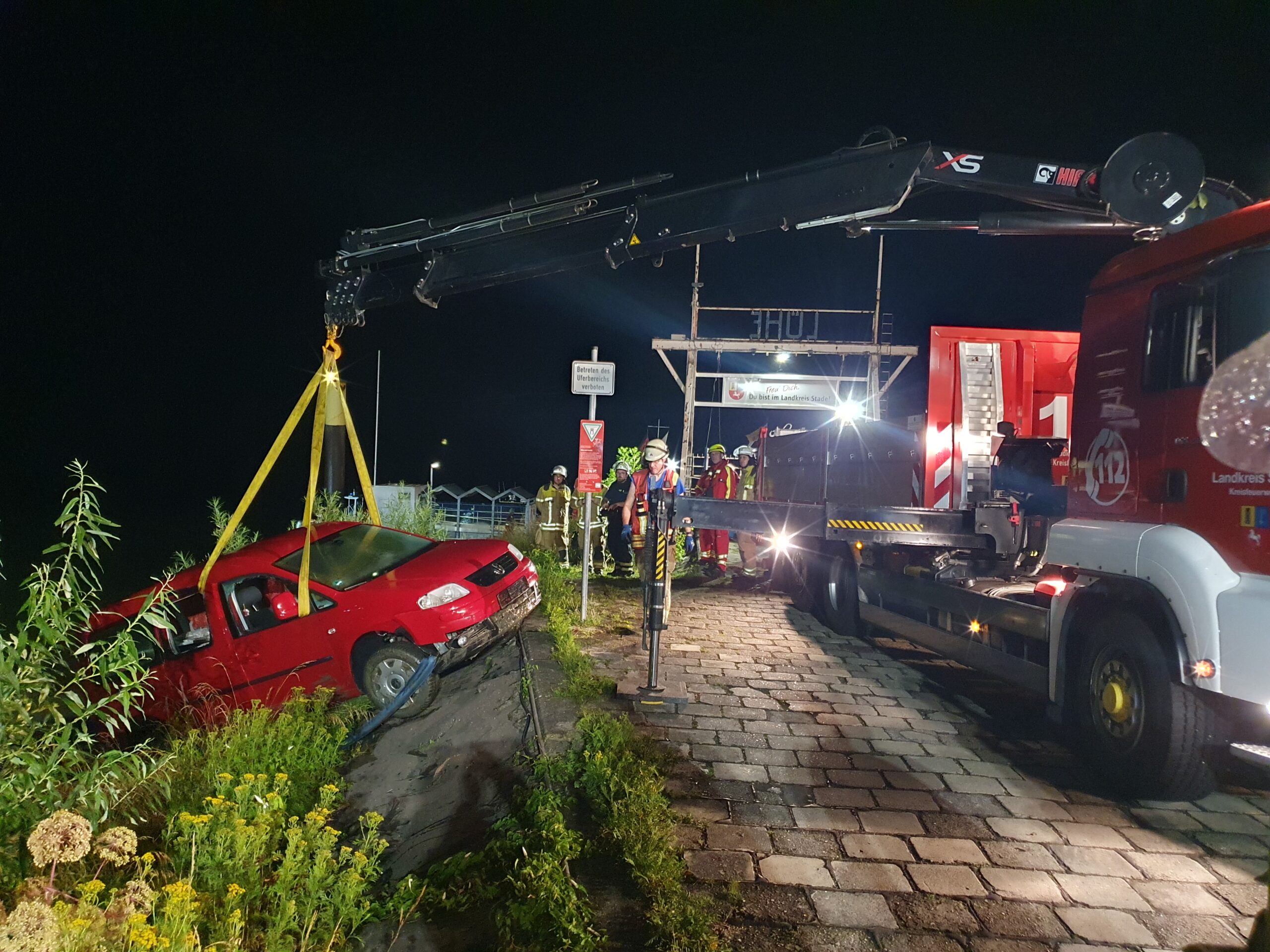 Roter PKW wird mit einem Kran aus der Elbe geborgen