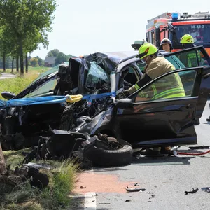 Rettungskräfte neben dem Wrack.