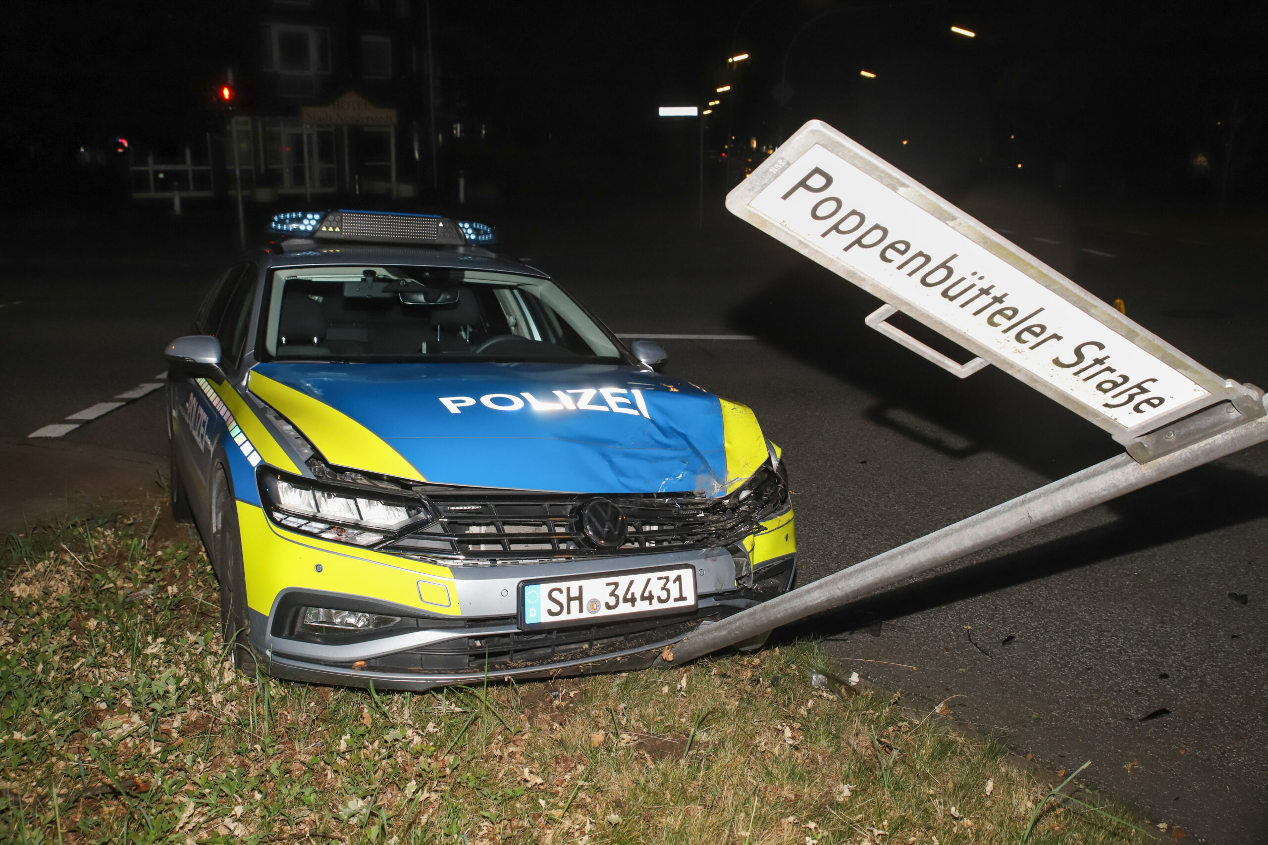 Der Streifenwagen kollidierte nach der Ramm-Aktion mit einem Straßenschild.