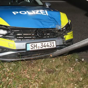 Der Streifenwagen kollidierte nach der Ramm-Aktion mit einem Straßenschild.