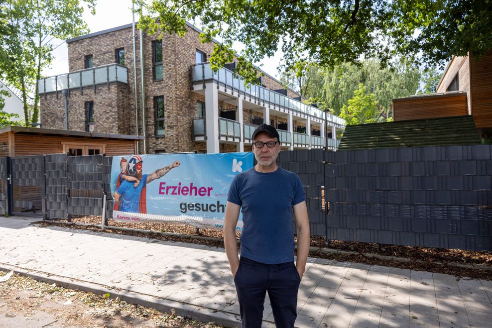 Anwohner Matthias Choinowski ist sauer – die Lautstärke der Kinder wird aus Sicht der Nachbarschaft immer unerträglicher.