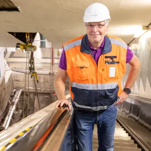 Projektleiter Thomas Sieveneck steht auf der letzten noch verbliebenen Rolltreppe in der Haltestelle.