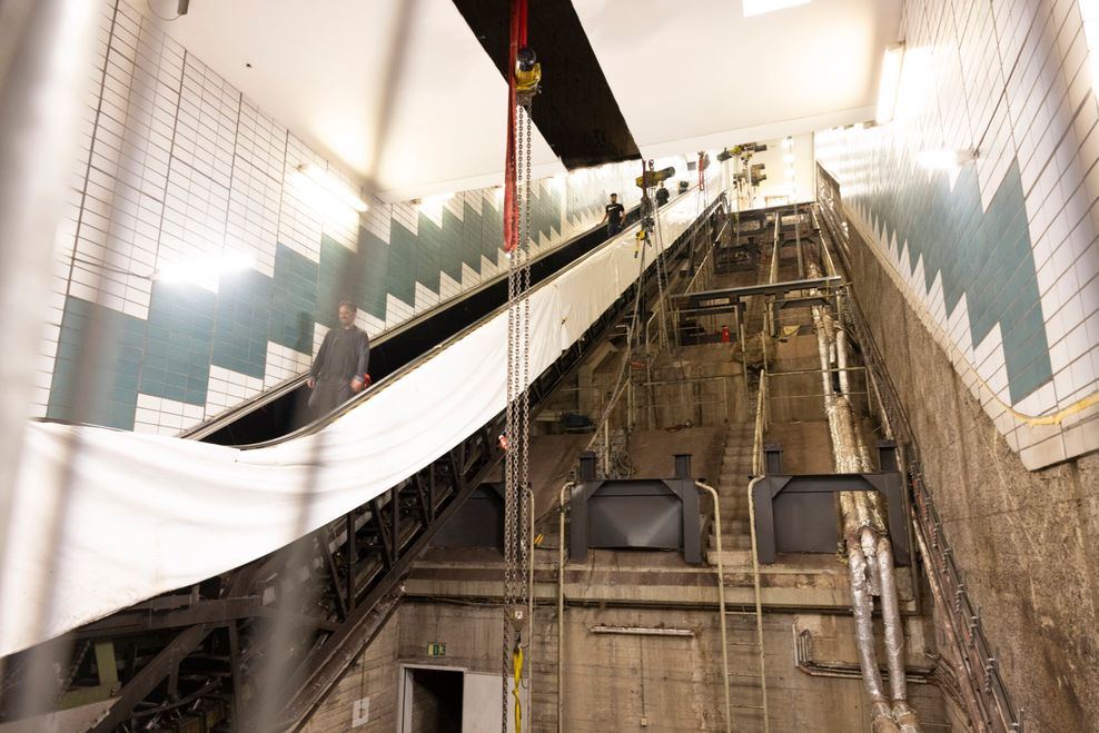 Aufnahme des freigelegten Schachts mit der letzten noch verbliebene Treppe auf der linken Seite.