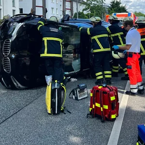 Der BMW landete nach der Kollision auf der Seite.