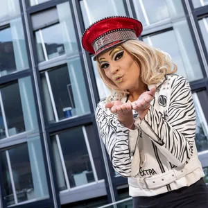 Dragqueen Fanny Funtastic vor den Tanzenden Türmen