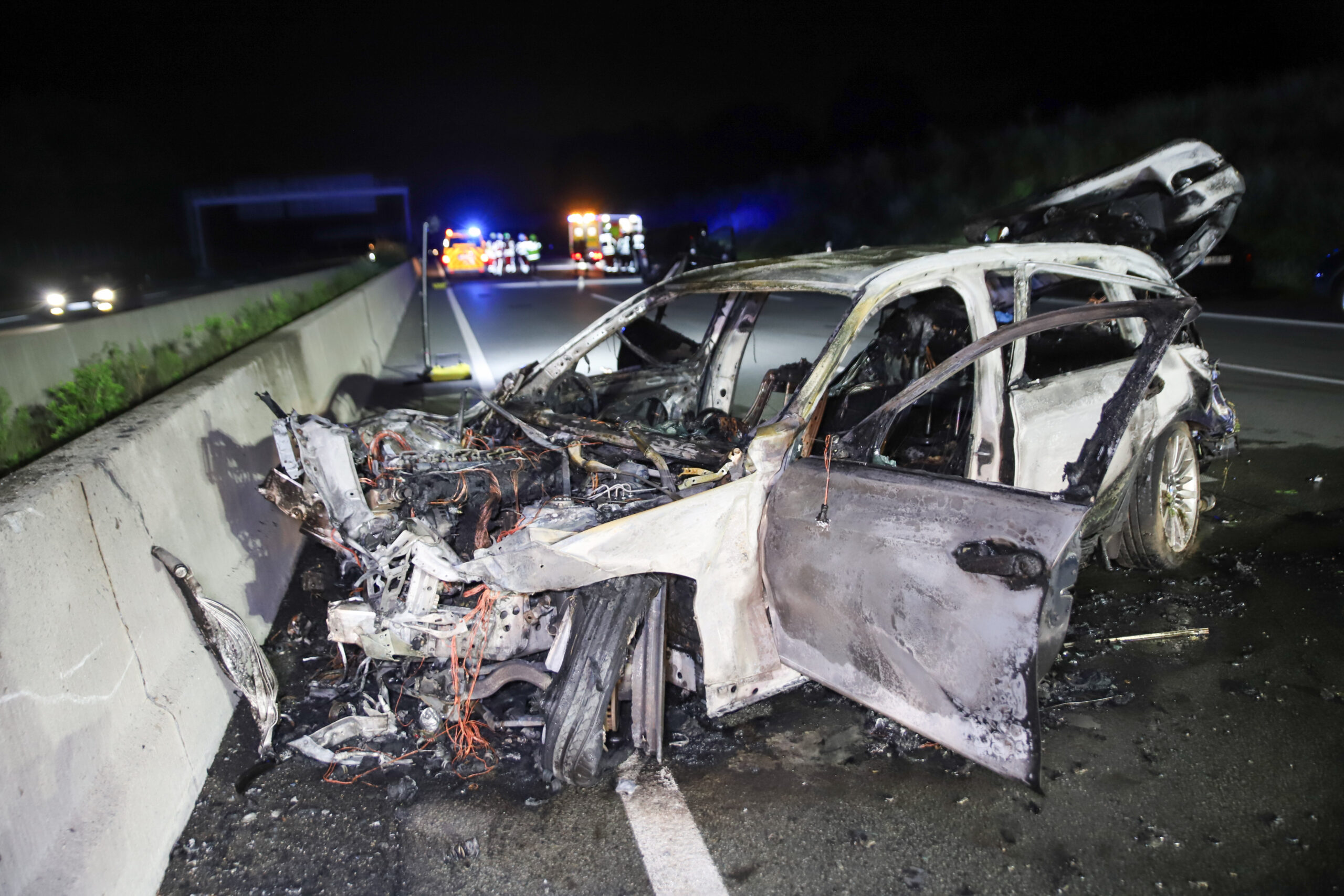 A7 bei Hamburg: Fahrer verschwindet aus brennendem BMW | MOPO