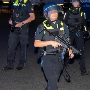 Schwer bewaffnete Polizisten rückten zum Tatort aus und durchsuchten das Gelände nach der Waffe.