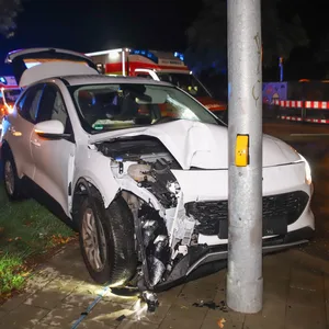 Das beschädigte Fahrzeug musste abgeschleppt werden.